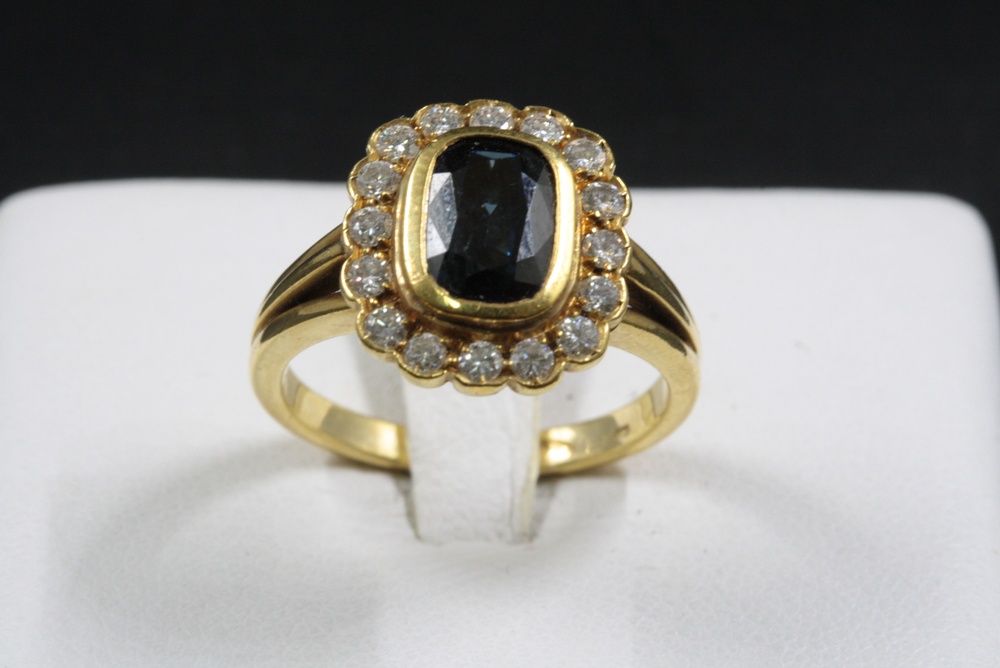 ANELLO ORO GIALLO DIAMANTI E ZAFFIRO 