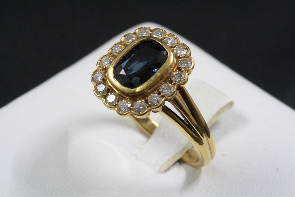 ANELLO ORO GIALLO DIAMANTI E ZAFFIRO