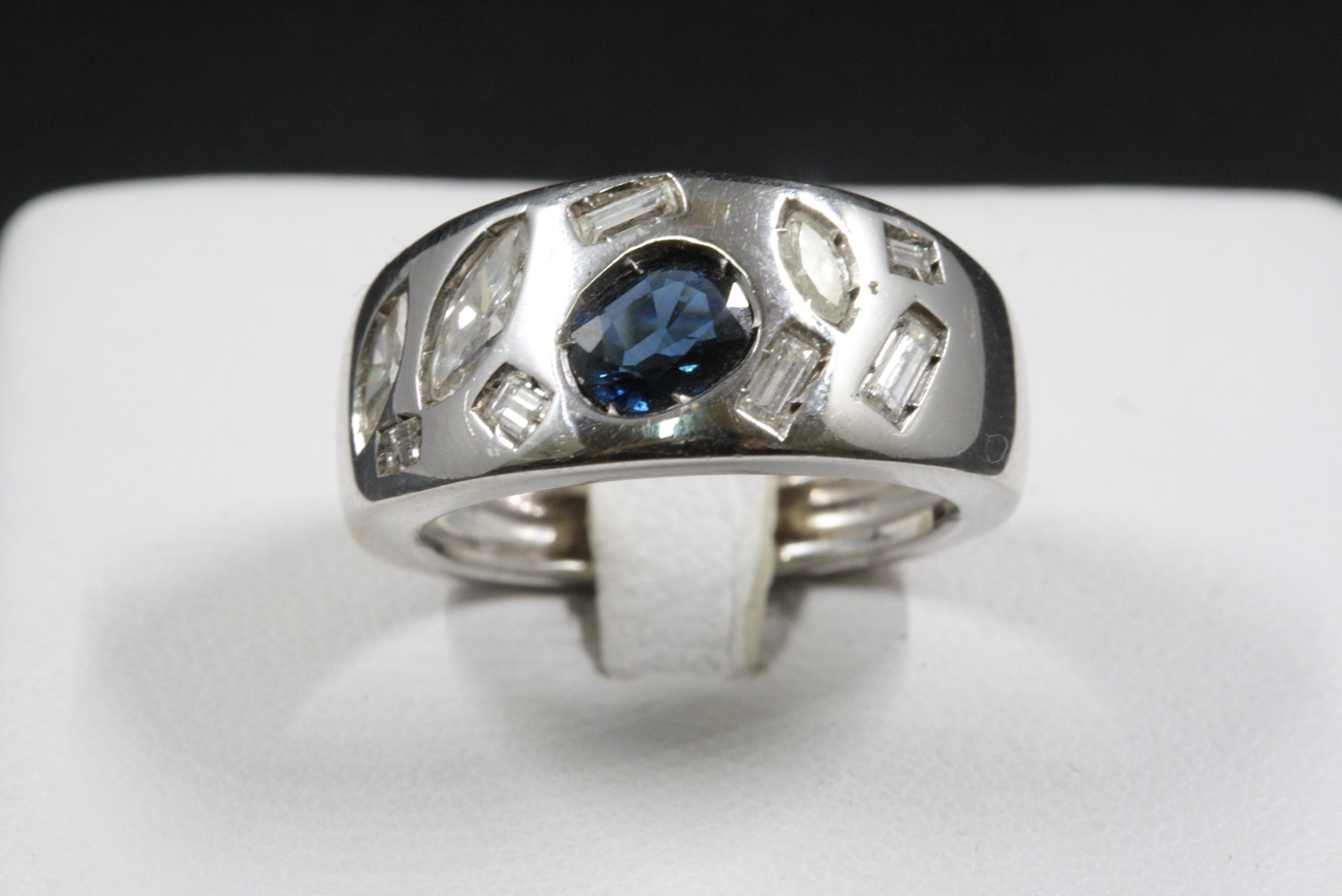 ANELLO FASCIA CON DIAMANTI E ZAFFIRO