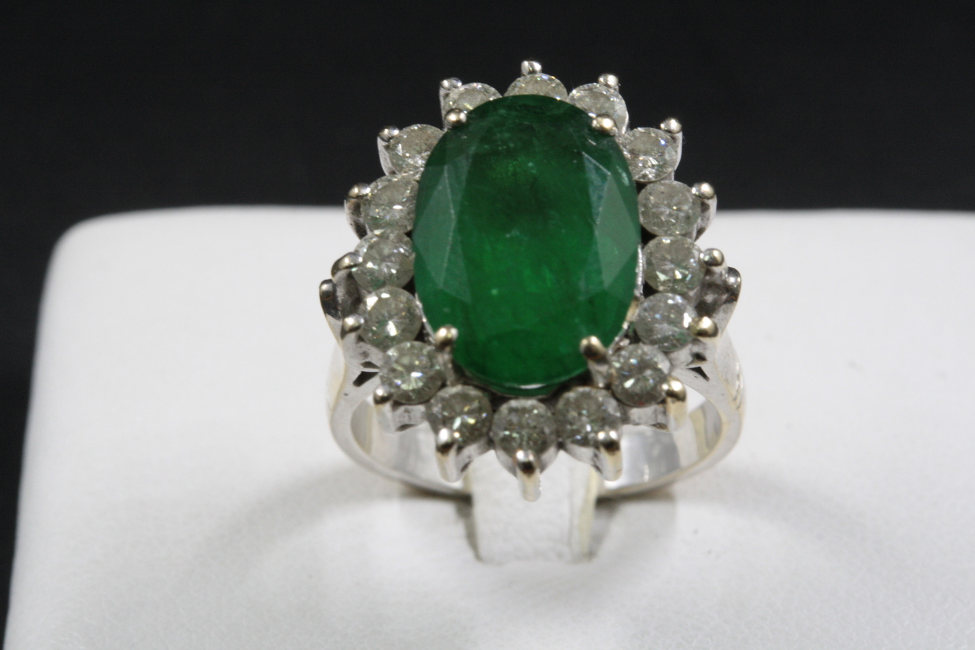 ANELLO CON DIAMANTI E SMERALDO 